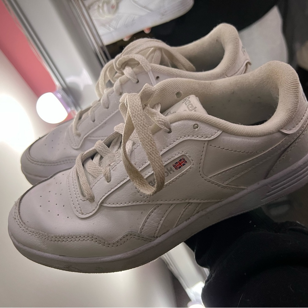 Reebok size 7 white sneakers